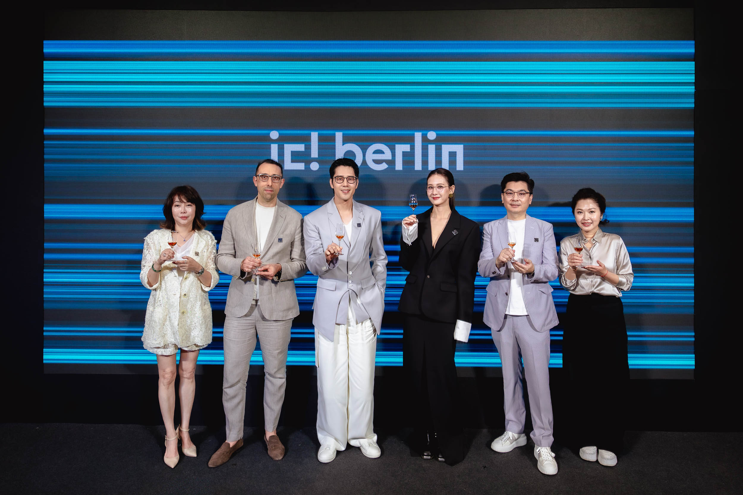 【舉杯開幕】Changs 總經理 Lydia Lee、ic! berlin 總經理 Davide Lunghi、胡宇威、安心亞、Changs 創辦人暨董事長  James Chang、Changs 共同創辦人  Yiting Yu